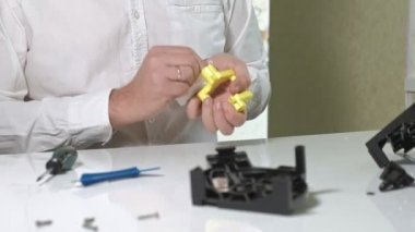 Bir adam bir kahve makinesi kahve makinesi, kahve makinesi tamircisi onarır