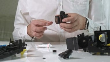 Bir adam bir kahve makinesi kahve makinesi, kahve makinesi tamircisi onarır