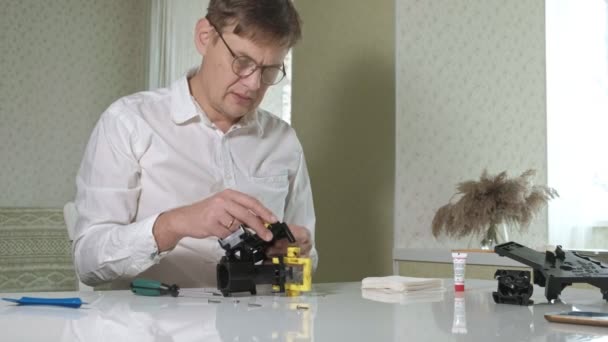 Un homme répare une machine à café machine à café, cafetière atelier de réparation — Video