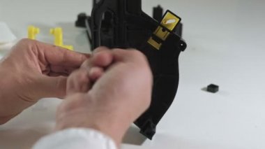 Bir adam bir kahve makinesi kahve makinesi, kahve makinesi tamircisi onarır