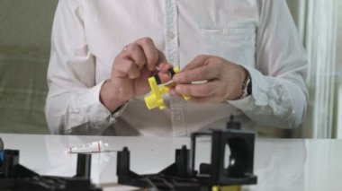 Bir adam bir kahve makinesi kahve makinesi, kahve makinesi tamircisi onarır