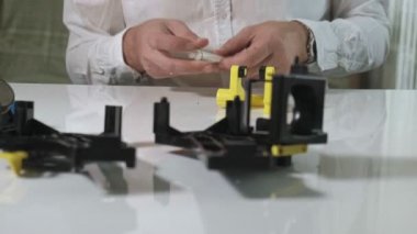 Bir adam bir kahve makinesi kahve makinesi, kahve makinesi tamircisi onarır