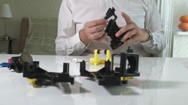 Bir adam bir kahve makinesi tamircisi kahve makineleri 4 k-kahve birimi onarma