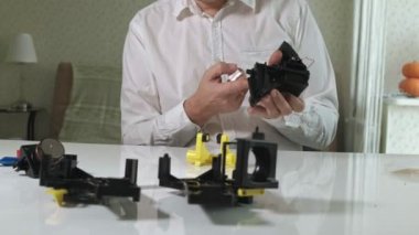Bir adam bir kahve makinesi tamircisi kahve makineleri kahve hazırlama birimi onarma