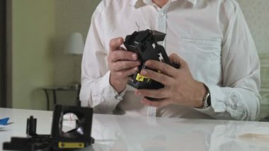 Bir adam bir kahve makinesi tamircisi kahve makineleri kahve hazırlama birimi onarma