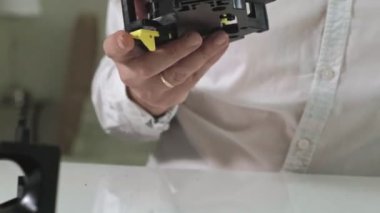 Bir adam bir kahve makinesi tamircisi kahve makineleri kahve hazırlama birimi onarma