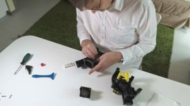 Bir adam bir kahve makinesi tamircisi kahve makineleri 4 k-kahve birimi onarma