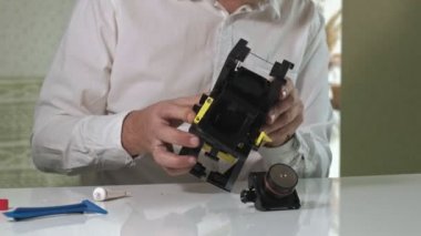 Bir adam bir kahve makinesi tamircisi kahve makineleri kahve hazırlama birimi onarma