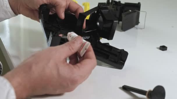 Un homme répare une machine à café machine à café, cafetière atelier de réparation — Video