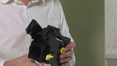 Bir adam bir kahve makinesi tamircisi kahve makineleri kahve hazırlama birimi onarma