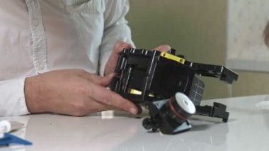 Bir adam bir kahve makinesi tamircisi kahve makineleri kahve hazırlama birimi onarma