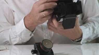 Bir adam bir kahve makinesi tamircisi kahve makineleri kahve hazırlama birimi onarma