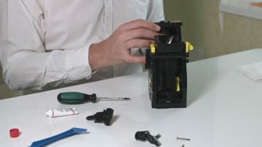 Bir adam bir kahve makinesi tamircisi kahve makineleri kahve hazırlama birimi onarma