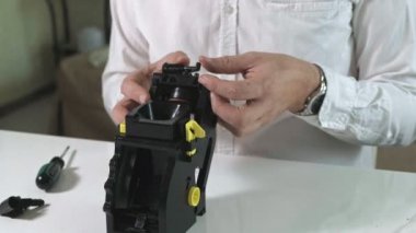 Bir adam bir kahve makinesi tamircisi kahve makineleri 4 k-kahve birimi onarma