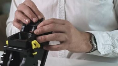 Bir adam bir kahve makinesi tamircisi kahve makineleri kahve hazırlama birimi onarma