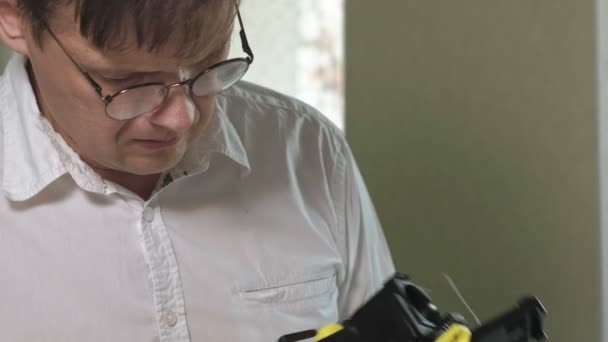 Un hombre está reparando una unidad de café de una máquina de café, taller de reparación de cafeteras — Vídeo de stock