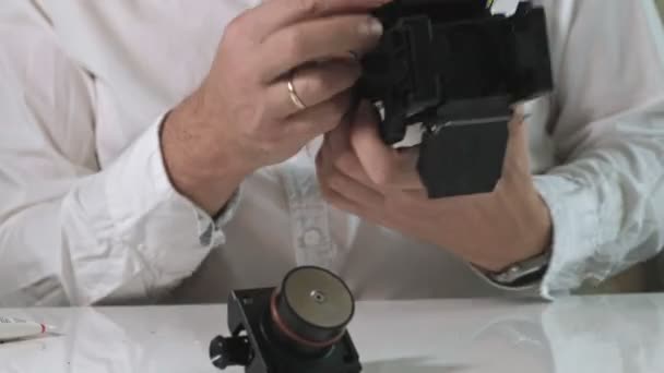 Чоловік ремонтує кавоварку кавоварки, майстерню по ремонту кавоварки — стокове відео