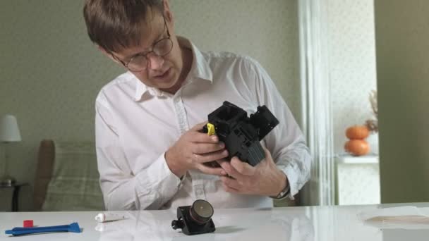 Un homme répare une cafetière d'une machine à café, atelier de réparation de cafetières — Video