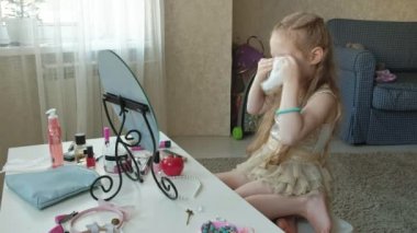Kızıl saçlı küçük kız aynaya baktığında, ıslak mendil, kalıcı makyaj, yüz, moda, stil, kozmetik 4 k ile yüz cildi temizler