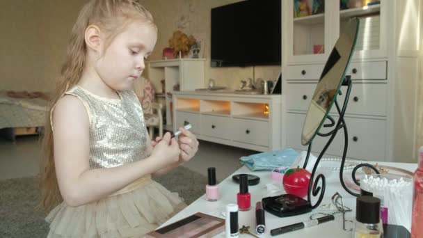 Lille pige med rødt hår trækker øjenbryn med øjenbryn blyant, ser i spejlet, makeup, ansigt, mode, stil, kosmetik, close-up – Stock-video