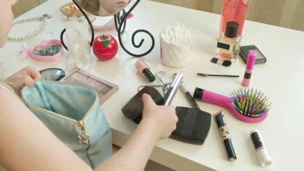 Meisje met rood haar make-up uit een cosmetische zak zet, kijkt in de spiegel, make-up, gezicht, mode, stijl, cosmetica, close-up — Stockvideo