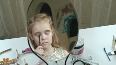 Kızıl saçlı küçük kız maskara kirpik üzerinde koyar, ayna, makyaj, yüz, moda, stil, kozmetik, portre görünüyor
