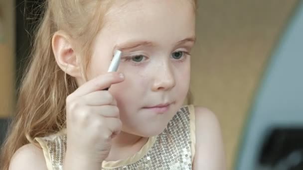 Petite Fille Aux Cheveux Roux Dessine Les Sourcils Avec Crayon — Video