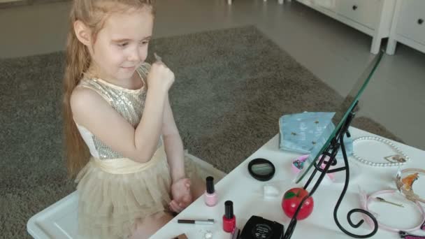 La bambina con i capelli rossi disegna le sopracciglia con la matita del sopracciglio, si guarda allo specchio, trucco, viso, moda, stile, cosmetici , — Video Stock