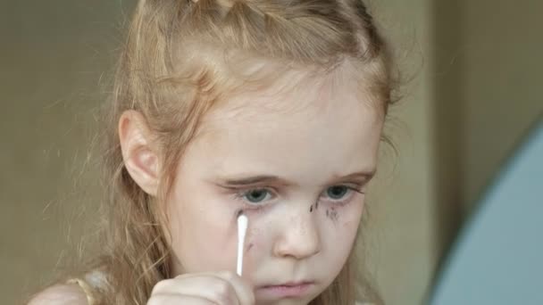 Niña con el pelo rojo pone rímel en las pestañas, se mira en el espejo, maquillaje, cara, moda, estilo, cosméticos, retrato — Vídeos de Stock