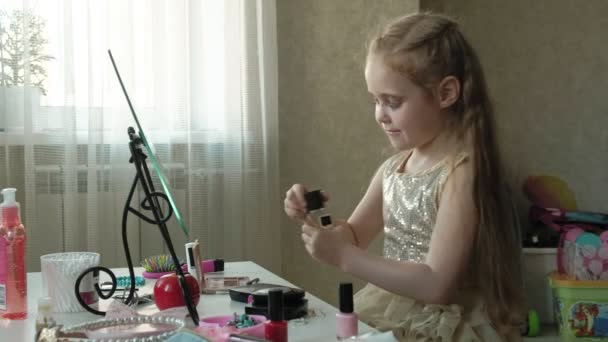 Une petite fille aux cheveux roux saupoudre parfum ou eau de toilette, regarde dans le miroir, maquillage, visage, mode, style, cosmétiques — Video