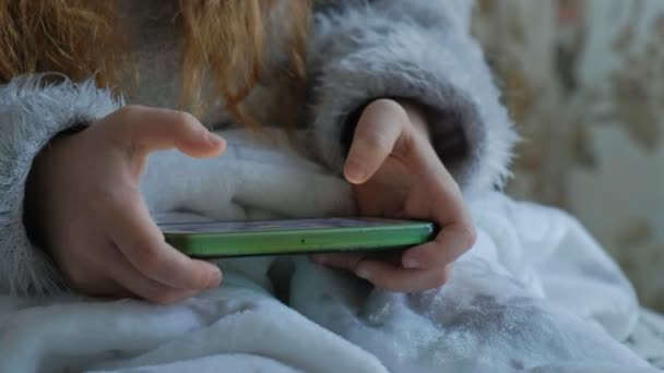 Šťastný Holčička Copánky Používá Telefon Hraje Usmívala Sedí Místnosti Okenní — Stock video