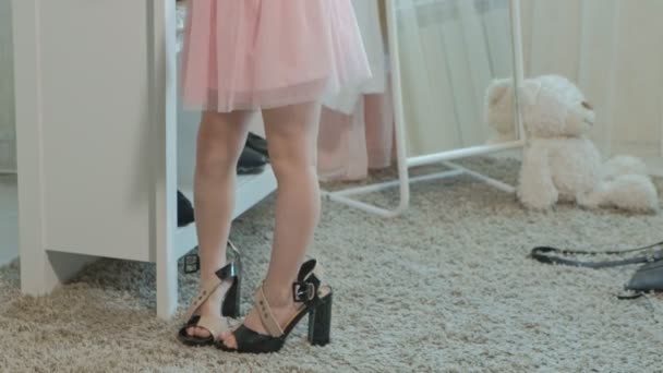 Allegra Bambina Con Treccine Gonna Rosa Prova Scarpe Madri Sui — Video Stock