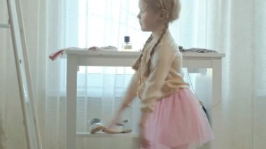 bir aynanın önünde dans neşeli kız çalışan yetişkin anneler kıyafetler, elbiseler, yüksek topuklar, pigtails ile gardırop anneler