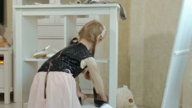 bir aynanın önünde dans neşeli kız çalışan yetişkin anneler kıyafetler, elbiseler, yüksek topuklar, pigtails ile gardırop anneler