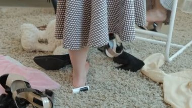 Yetişkin anneler elbise, elbise, topuklu ve dansları bir çanta, bir ayna önünde çalışırken pigtails ile neşeli kız anneler dolap, bacakları yakın çekim