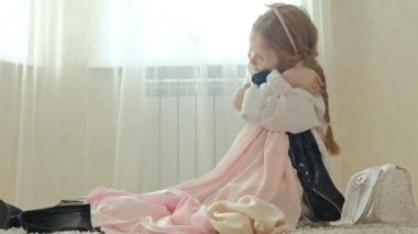 Yetişkin anneler elbise, elbise, topuklu ve dansları bir çanta, anneler gardırop bir ayna önünde neşeli kız pigtails pembe bir etek ile çalışır