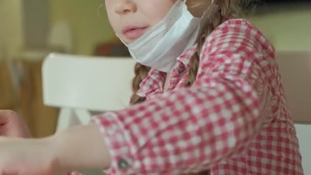 若い女性と少女型の粘土から自分の歯 グッズ顎に歯を挿入 歯科医 母と娘 を再生 — ストック動画