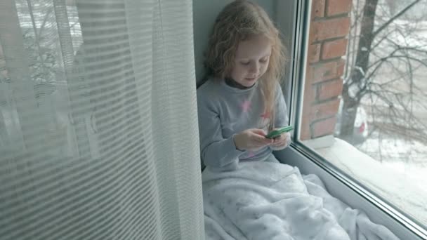 Niña Feliz Con Pelo Rojo Ondulado Sienta Alféizar Ventana Cubriendo — Vídeo de stock