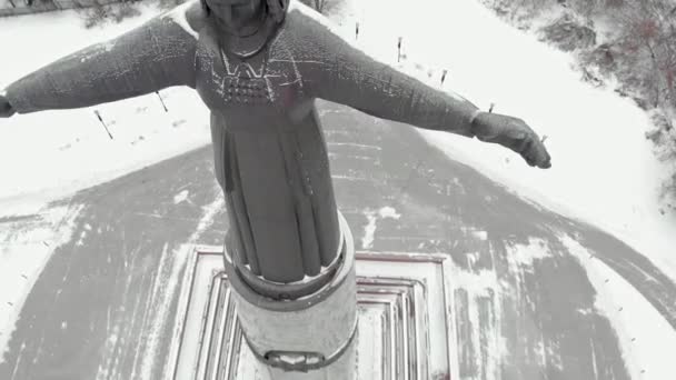 Vista aérea da estátua de monumento tradicional do projeto de mulher nacional antiga. Conceito de viagem. Tiro aéreo. paisagem de inverno — Vídeo de Stock