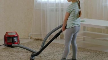sarı saçlı küçük bir kız bir elektrikli süpürge ile temizler, düzen ve temizlik getiriyor, Anne yardımcı olur