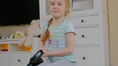 sarı saçlı küçük bir kız bir süpürge üzerinde oturur ve temizler, düzen ve temizlik getiriyor, Anne yardımcı olur