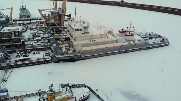 Port rzeczny, stojący statków towarowych, statek z dźwigiem, zima, Loty patrolowe, widok z góry — Wideo stockowe