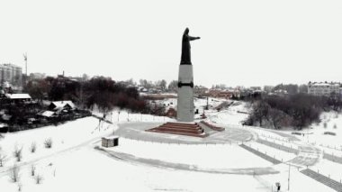 Eski ulusal kadın tasarım geleneksel anıt heykeli hava görünümünü. Seyahat kavramı. Havadan çekim.