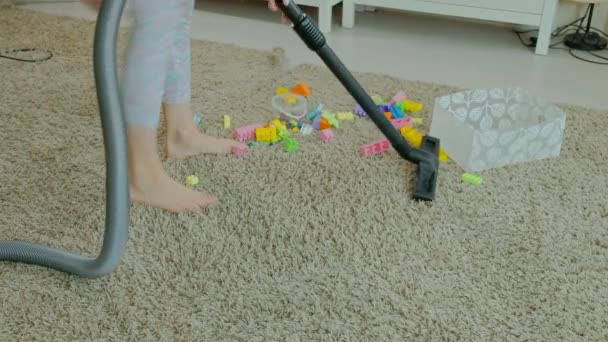 Mãe Filha Uma Jovem Mulher Limpa Com Aspirador Uma Menina — Vídeo de Stock