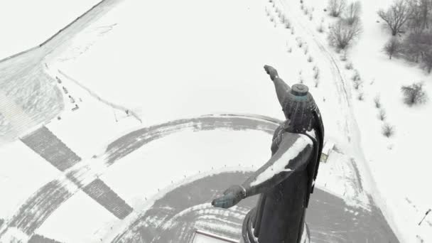 Vista aérea de la estatua monumento tradicional del antiguo diseño de la mujer nacional. Concepto de viaje. Disparo aéreo . — Vídeo de stock