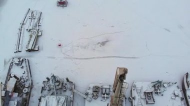 nehir limanı, kargo gemileri, gemi ile bir vinç, kış, hava anket, ayakta görünümü top