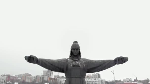 Vista aérea de la estatua monumento tradicional del antiguo diseño de la mujer nacional. Concepto de viaje. Disparo aéreo . — Vídeo de stock