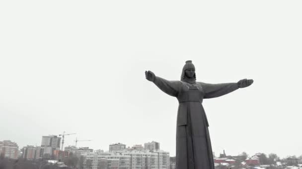 Luchtfoto van het traditionele monument standbeeld van het ontwerp van de oude nationale vrouw. Travel concept. Luchtfoto schieten. — Stockvideo
