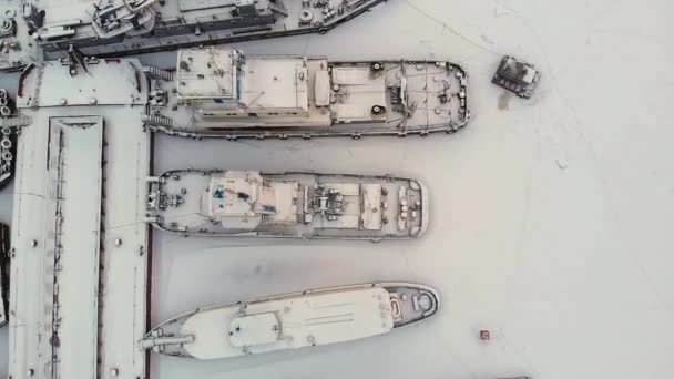 Port fluvial, position des cargos, bateau avec grue, hiver, levé aérien, vue aérienne — Video