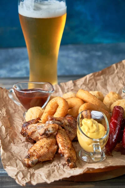 Grilled sausages with glass of beer pic — Stock Photo, Image